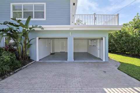 House in Riviera Beach, Florida 3 bedrooms, 199.46 sq.m. № 1221674 - photo 21