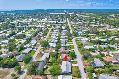 House in Hobe Sound, Florida 4 bedrooms, 132.66 sq.m. № 1185577 - photo 1