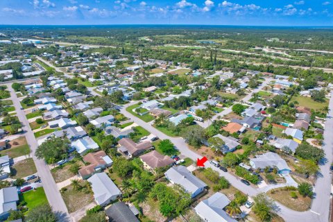 House in Hobe Sound, Florida 4 bedrooms, 132.66 sq.m. № 1185577 - photo 2