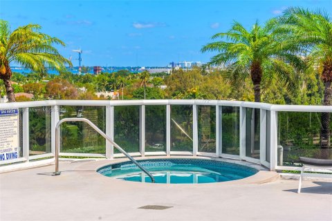 Condo in Miami Beach, Florida, 1 bedroom  № 1120656 - photo 23