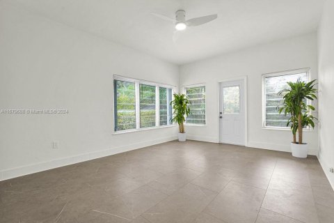 Villa ou maison à vendre à Surfside, Floride: 3 chambres, 152.36 m2 № 1408850 - photo 10