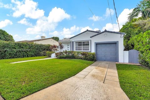 House in Surfside, Florida 3 bedrooms, 152.36 sq.m. № 1408850 - photo 4