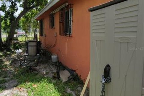 Commercial property in Miami, Florida 8 bedrooms, 156.08 sq.m. № 220359 - photo 19