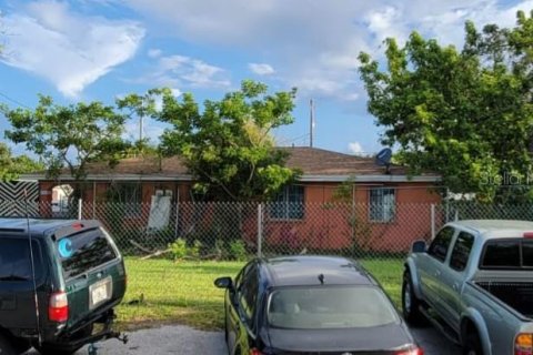 Commercial property in Miami, Florida 8 bedrooms, 156.08 sq.m. № 220359 - photo 2