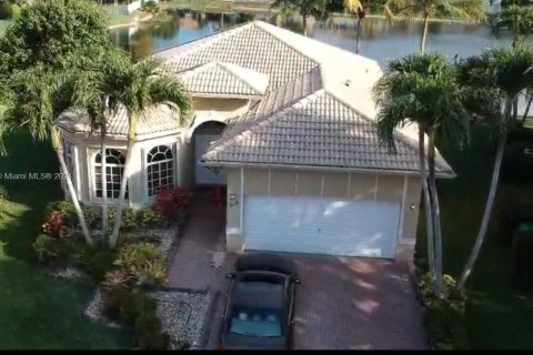 House in Miramar, Florida 3 bedrooms, 156.45 sq.m. № 1168148 - photo 1