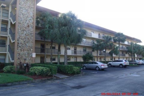 Copropriété à vendre à Tamarac, Floride: 2 chambres, 117.99 m2 № 1222509 - photo 3