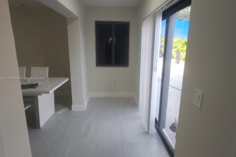 House in Miami, Florida 4 bedrooms, 157.66 sq.m. № 1387731 - photo 18