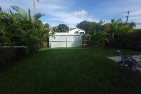 House in Miami, Florida 4 bedrooms, 157.66 sq.m. № 1387731 - photo 16