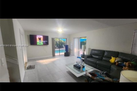 House in Miami, Florida 4 bedrooms, 157.66 sq.m. № 1387731 - photo 4