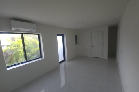 House in Miami, Florida 4 bedrooms, 157.66 sq.m. № 1387731 - photo 9