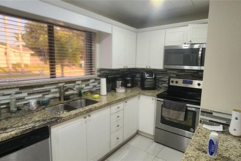 Casa en venta en Miami, Florida, 4 dormitorios, 157.66 m2 № 1387731 - foto 1