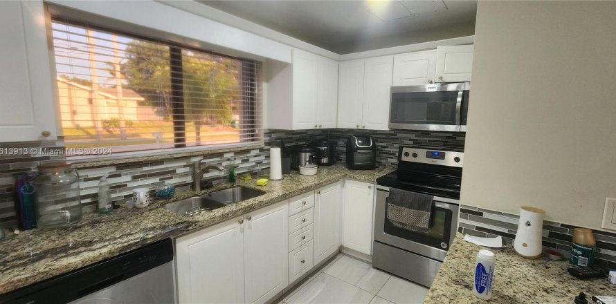 House in Miami, Florida 4 bedrooms, 157.66 sq.m. № 1387731