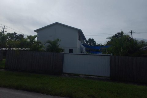 House in Miami, Florida 4 bedrooms, 157.66 sq.m. № 1387731 - photo 20