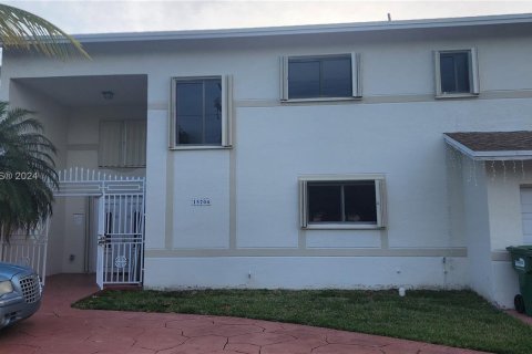 House in Miami, Florida 4 bedrooms, 157.66 sq.m. № 1387731 - photo 2