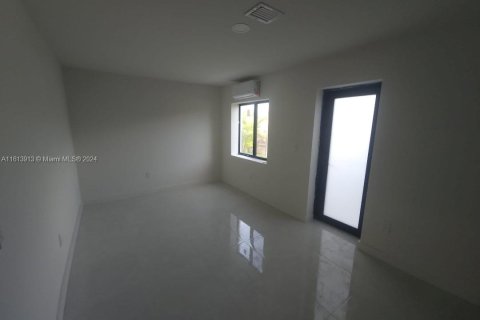 House in Miami, Florida 4 bedrooms, 157.66 sq.m. № 1387731 - photo 8