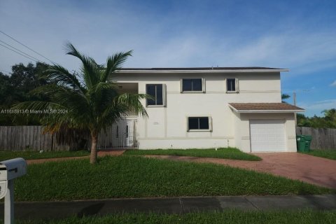 House in Miami, Florida 4 bedrooms, 157.66 sq.m. № 1387731 - photo 12