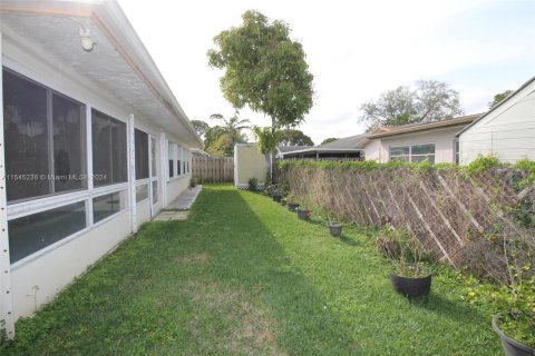 House in Sunrise, Florida 4 bedrooms, 166.39 sq.m. № 1387730 - photo 30