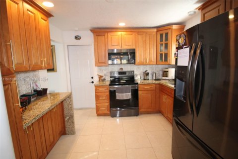 House in Sunrise, Florida 4 bedrooms, 166.39 sq.m. № 1387730 - photo 3