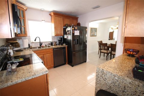 House in Sunrise, Florida 4 bedrooms, 166.39 sq.m. № 1387730 - photo 4