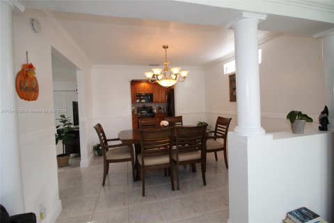 House in Sunrise, Florida 4 bedrooms, 166.39 sq.m. № 1387730 - photo 5