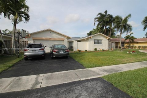 House in Sunrise, Florida 4 bedrooms, 166.39 sq.m. № 1387730 - photo 2