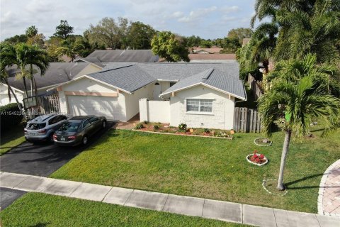 House in Sunrise, Florida 4 bedrooms, 166.39 sq.m. № 1387730 - photo 1