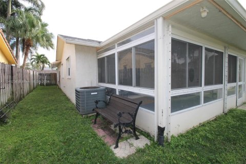 House in Sunrise, Florida 4 bedrooms, 166.39 sq.m. № 1387730 - photo 28