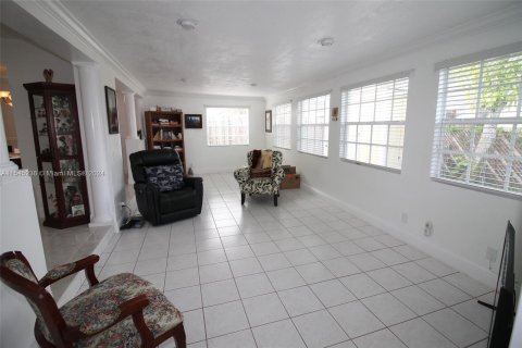 House in Sunrise, Florida 4 bedrooms, 166.39 sq.m. № 1387730 - photo 9