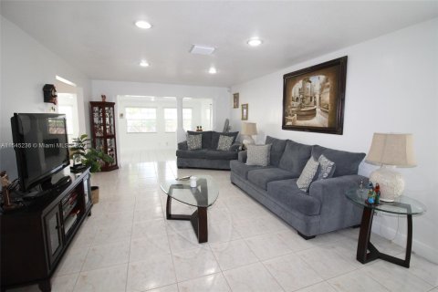 House in Sunrise, Florida 4 bedrooms, 166.39 sq.m. № 1387730 - photo 8