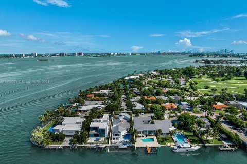 Villa ou maison à vendre à Miami Beach, Floride: 6 chambres, 524.62 m2 № 1332591 - photo 1