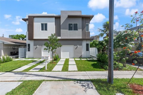 Townhouse in Miami, Florida 4 bedrooms, 229.38 sq.m. № 1332498 - photo 1