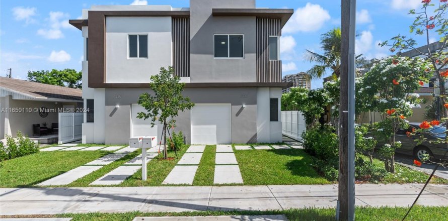 Townhouse in Miami, Florida 4 bedrooms, 229.38 sq.m. № 1332498