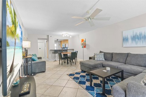 Condo in Fort Lauderdale, Florida, 2 bedrooms  № 1412251 - photo 8