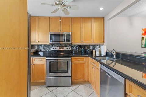 Condo in Fort Lauderdale, Florida, 2 bedrooms  № 1412251 - photo 1