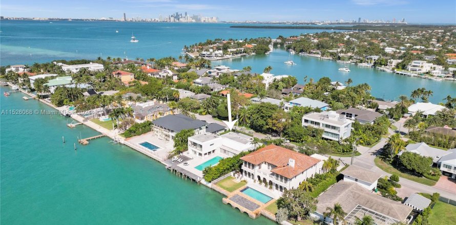 House in Key Biscayne, Florida 7 bedrooms, 468.51 sq.m. № 993587