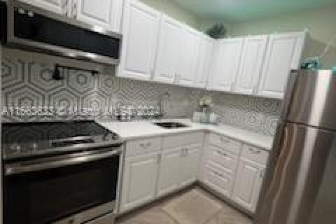 Condo in Oakland Park, Florida, 1 bedroom  № 1374376 - photo 9