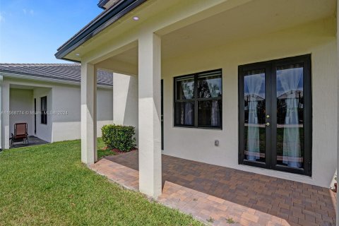 House in Miramar, Florida 4 bedrooms, 251.21 sq.m. № 1118410 - photo 24