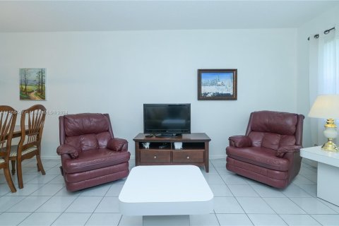 Condominio en venta en Lauderhill, Florida, 1 dormitorio, 63.17 m2 № 1118409 - foto 12