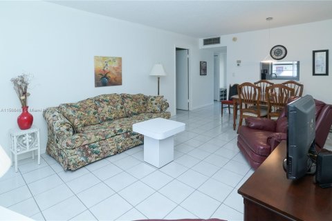 Condo in Lauderhill, Florida, 1 bedroom  № 1118409 - photo 15