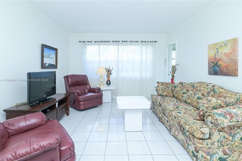 Condominio en venta en Lauderhill, Florida, 1 dormitorio, 63.17 m2 № 1118409 - foto 17