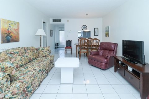 Condominio en venta en Lauderhill, Florida, 1 dormitorio, 63.17 m2 № 1118409 - foto 14