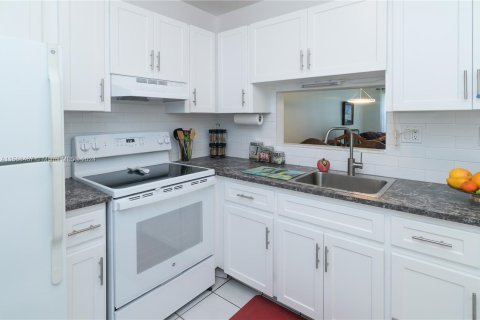 Condominio en venta en Lauderhill, Florida, 1 dormitorio, 63.17 m2 № 1118409 - foto 3