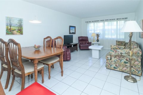 Condominio en venta en Lauderhill, Florida, 1 dormitorio, 63.17 m2 № 1118409 - foto 8