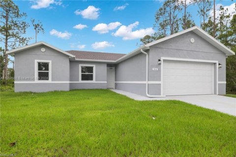 House in Lehigh Acres, Florida 4 bedrooms № 1118408 - photo 1