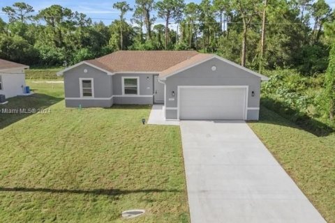 House in Lehigh Acres, Florida 4 bedrooms № 1118408 - photo 3