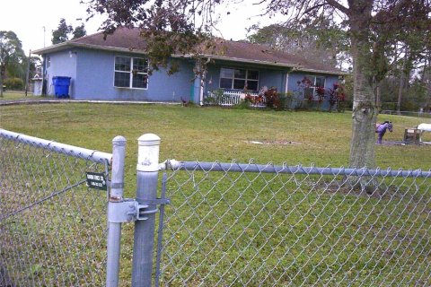 House in Okeechobee, Florida 3 bedrooms, 143.81 sq.m. № 939523 - photo 2