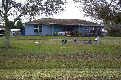 House in Okeechobee, Florida 3 bedrooms, 143.81 sq.m. № 939523 - photo 1