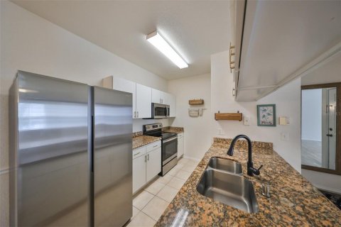 Condo in Tampa, Florida, 2 bedrooms  № 1395657 - photo 10