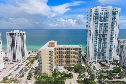 Condo in Hollywood, Florida  № 1129262 - photo 11