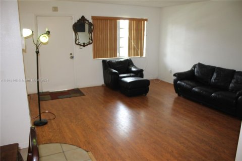 Condo in Miami Gardens, Florida, 2 bedrooms  № 1329033 - photo 2